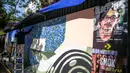 Seniman mural komunitas Converse All Stars melukis dinding Institut Perancis Indonesia (IFI) di Jalan MH. Thamrin, Jakarta, Rabu (2/12/2020). Para seniman mengkampanyekan upaya pembersihan udara perkotaan dengan menanam pohon. (Liputan6.com/Faizal Fanani)