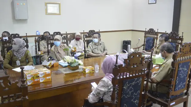 Para Kepala Puskemas di Banjarnegara mengklarifikasi simpang siur pengadaan kalender di Banjarnegara senilai Rp2,1 miliar di ruang rapat Bupati Banjarnegara. (Foto: Liputan6.com/Humas Oemkab Banjarnegara)