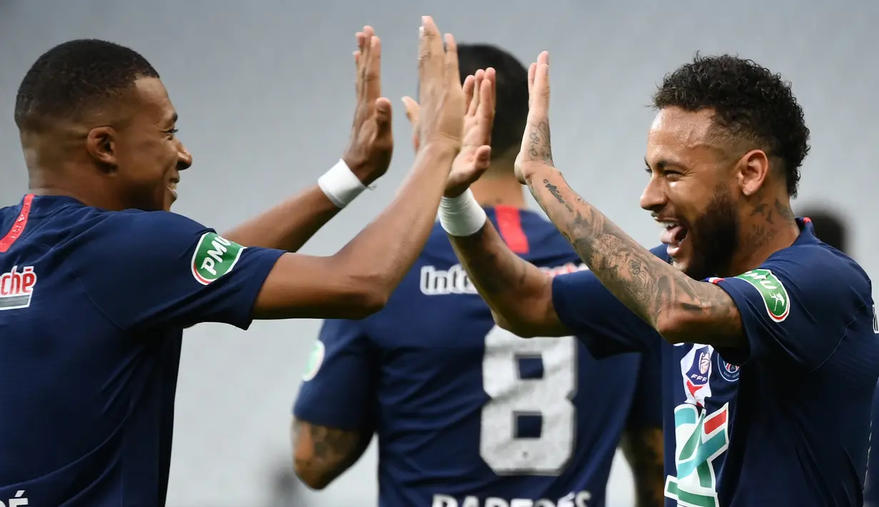 Penyerang PSG, Kylian Mbappe, merayakan gol yang dicetak Neymar ke gawang Saint-Etienne pada pertandingan final Piala Prancis di Stadion Stade de France, Sabtu (25/7/2020) dini hari WIB. PSG menang 1-0 atas Saint-Etienne. (AFP/Franck Fife)