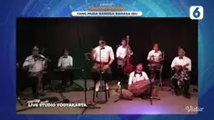 Keroncong modern dibawakan oleh Paksi Band.