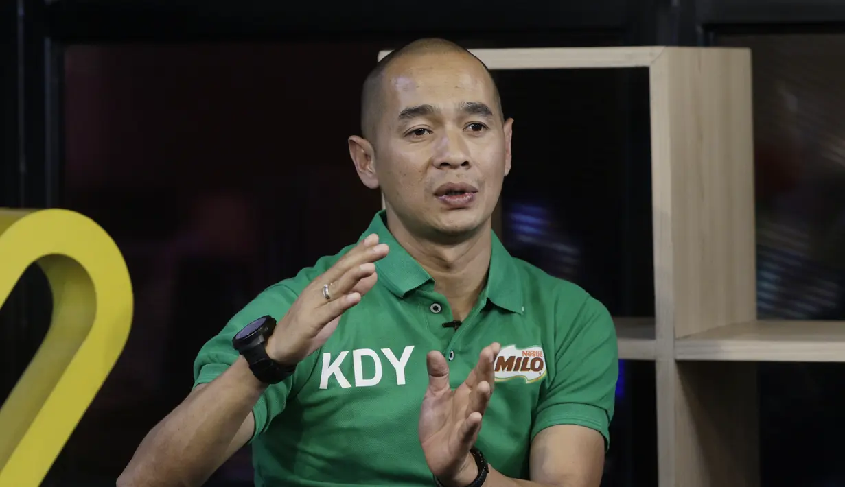 Mantan pemain Timnas Indonesia, Kurniawan Dwi Yulianto saat mengunjungi kantor Bola.com di Jakarta, Kamis (28/2). Kunjungan tersebut dalam rangka sosialisasi acara MILO Football Championship 2019. (Bola.com/M Iqbal Ichsan)