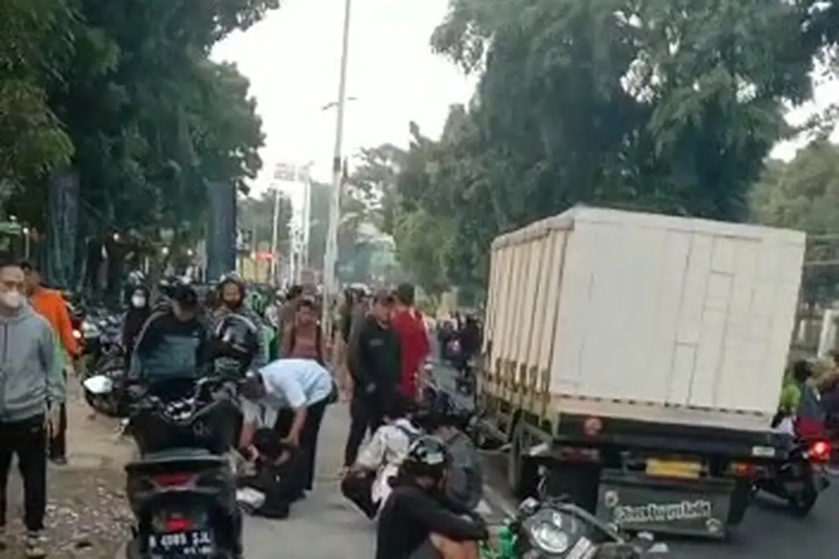Pemotor Tabrak truk
