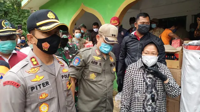 Mensos Tri Rismaharini mengunjungi korban longsor Kalijering, Padureso, Kebumen. (Foto: Liputan6.com/Polres Kebumen)