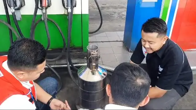 Satreskrim Polres Tasikmalaya bersama perwakilan Pertamina Tasikmalaya menggelar inspeksi mendadak di beberapa SPBU sepanjang jalur mudik alternatif Garut- Tasikmalaya. (Liputan6.com/Jayadi Supriadin)