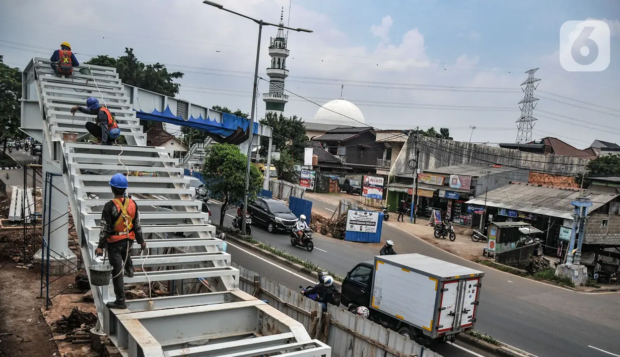 Pekerja Dinas Bina Marga DKI Jakarta mengerjakan pembangunan JPO di Jalan Kolonel Sugiono, Duren Sawit, Jakarta Timur, Rabu (3/11/2021). Pembangunan JPO tersebut bertujuan memberikan kenyamanan serta keselamatan bagi pejalan kaki dan mencegah kecelakaan. (merdeka.com/Iqbal S. Nugroho)