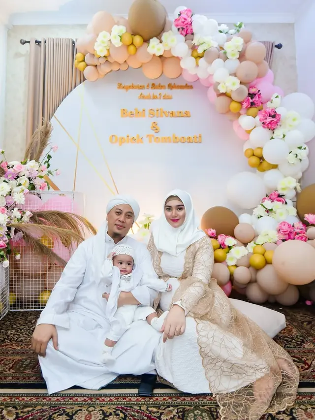 7 Momen Opick dan Bebi Silvana Gelar Tasyakuran 4 Bulanan Ini Penampilannya Curi Perhatian