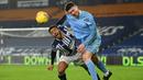 Bek Manchester City, Aymeric Laporte, berebut bola dengan pemain West Bromwich Albion, Callum Robinson, pada laga Liga Inggris di Stadion The Hawthorns, Selasa (27/1/2021). City menang dengan skor 0-5. (Michael Regan/POOL/AFP)