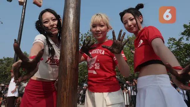 Girl Band Jepang Daruma Rollin Ikut Panjat Pinang