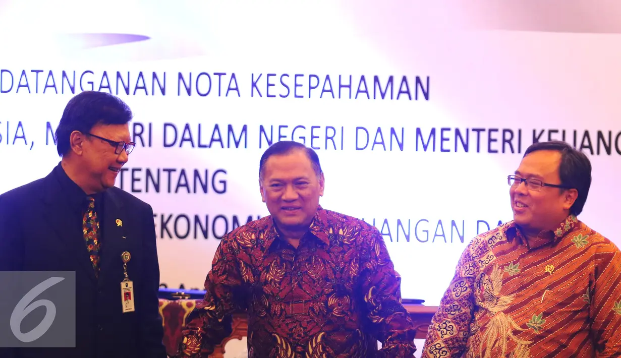 Mendagri Tjahjo Kumolo, Gubernur BI Agus Martowadjojo, Menkeu Bambang Brodjonegoro berbincang usai penandatanganan MoU tentang koordinasi pengembangan ekonomi dan keuangan daerah, Jakarta, Jumat (21/4). (Liputan6.com/Angga Yuniar)