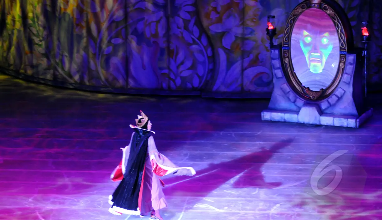 Ibu tiri Putri Salju dan Cermin Ajaib tampil pada Disney On Ice bertajuk Dare to Dream! di Istora Senayan, Jakarta, Jumat (10/4/2015). Acara ini digelar untuk merayakan 75 tahun cerita mengenai Disney Princess (Liputan6.com/Panji Diksana)