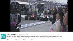Insiden senggolan Rio Haryanto dan Romain Grosjean ini mengakibatkan sayap depan kiri mobil Rio Haryanto mengalami kerusakan. (Bola.com/Twitter)
