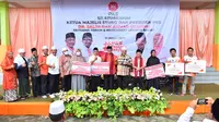 Ketua Majelis Syura DPP Partai Keadilan Sejahtera (PKS) Salim Segaf Al-Jufri membagikan sejumlah bantuan alat pertanian, peternakan dan perikanan kepada sejumlah petani, peternak dan nelayan di Nusa Tenggara Barat (NTB).