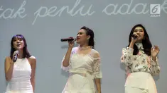 Penyanyi Gisella Anastasia (kiri), Rossa (tengah), dan Isyana Sarasvati (kanan) saat bernyanyi bersama dalam acara konferensi pers Brand Ambassador Oriflame di Jakarta, Kamis (1/2). (Liputan6.com/Faizal Fanani)