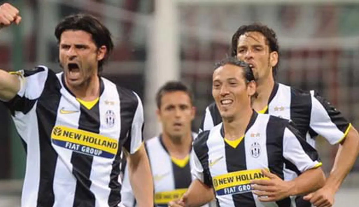 Juventus forward Vincenzo Iaquinta (L) celebrates with teammates after scoring against AC Milan during their Italian Serie A football match on May 10, 2009 at San Siro Stadium in Milan. AFP PHOTO / GIUSEPPE CACACE 
