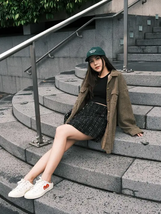 Kesan sporty ditambahkan Jessica Mila lewat paduan jaket corduroy, sneakers dan topi baseball. [Foto: IG/jscmila].