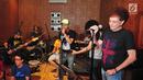 Ahmad Albar dan musisi lainnya seperti Iis 'Rodinda' (vokal), Marcell Siahaan (drum), dan Utox (gitar) saat latihan singel berjudul "Indonesia Bersatu" di Nu Straight Studio Cipete, Jakarta, Selasa (14/11).  (Liputan6.com/Helmi Afandi)