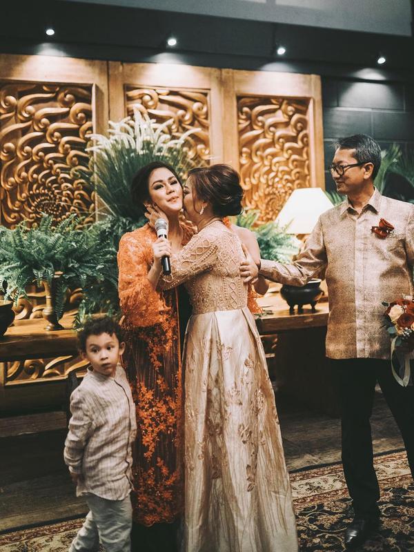 senyum manis vanesha prescilla di hari pernikahan ibunda