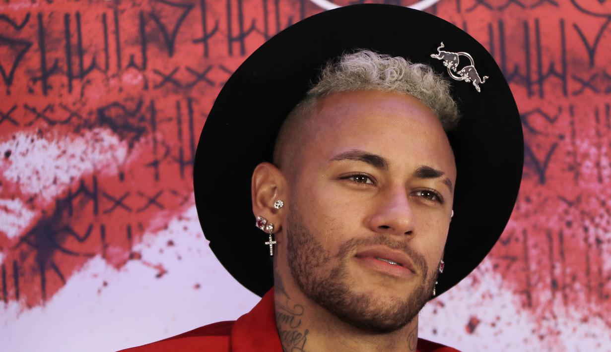 Pemain PSG, Neymar, berpose saat merayakan pesta ulang tahunnya di Paris, Senin (4/1). Penyerang asal Brasil itu merayakan hari jadi yang ke-27 tahun dengan keadaan cedera. (AFP/Thomas Samson)
