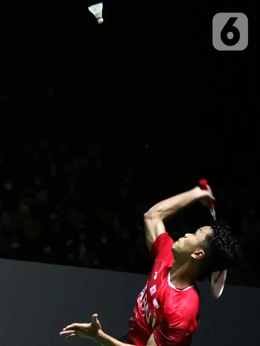 Pebulu tangkis tunggal putra Indonesia, Anthony Sinisuka Ginting saat bertanding melawan Sitthikom Thammasin (Thailand) pada babak 16 besar Indonesia Masters 2022 di Istora Senayan, Jakarta, Kamis (9/6/2022). Anthony Sinisuka Ginting unggul dan melaju ke babak berikutnya. (Liputan6.com/Helmi Fithriansyah)