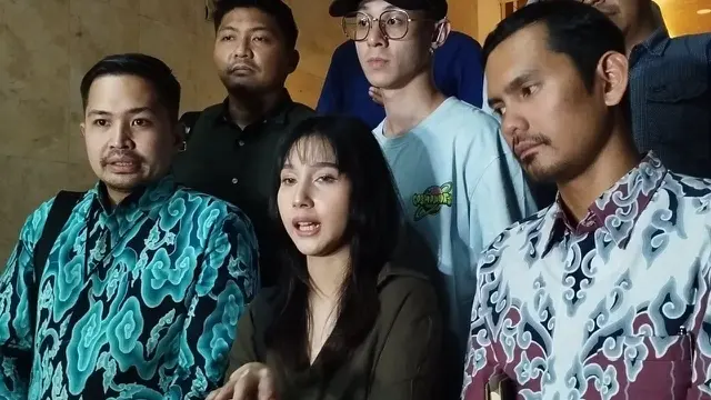 Tenri Anisa alias Tenten Anisa
