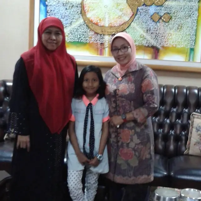 Afifah Fauzi dari Sekretaris Pusat Muslimat NU berfoto dengan Khofifah Indar Parawansa.