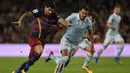 Baju dari striker Barcelona, Luis Suarez, ditarik bek Celta Vigo, Gustavo Cabral, pada laga La Liga di Stadion Camp Nou, Spanyol, Minggu (14/2/2016). Barcelona berhasil menaklukan Getafe 6-1. (AFP/Lluis Gene)