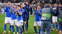 Pemain Italia bertepuk tangan kepada para penggemar setelah peluit akhir pertandingan leg kedua perempat final&nbsp;UEFA Nations League antara Jerman dan Italia di stadion Signal Iduna Park di Dortmund, Jerman Barat, Senin dini hari WIB (24-3-2025). (Kirill KUDRYAVTSEV/AFP)