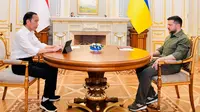 Presiden Joko Widodo atau Jokowi (kiri) berbicara dengan Presiden Ukraina Volodymyr Zelenskyy (kanan) saat bertemu di Istana Maryinsky, Kiev, Ukraina, Rabu (29/6/2022). Presiden Jokowi tiba sekitar pukul 15.00 waktu setempat. (Foto: Biro Pers Sekretariat Presiden)