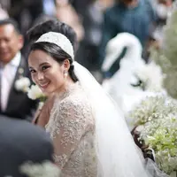 Sedikit berbeda dengan rangkaian sebelumnya, Chelsea Islan memilih untuk tampil elegan dan stunning di momen pemberkatan dengan sapuan lipstik berwarna nude serta eyeshadow berwarna abu-abu. Tatanan rambut low bun yang dipadukan dengan wedding veil membuatnya terlihat bak princess. (Liputan6.com/IG/@lxmoments)