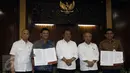 Jaksa Agung, HM Prasetyo (tengah) bersama Menteri PUPR, Basuki Hadimuljono berfoto usai menandatangani berkas eksekusi barang rampasan Jalan Tol Lingkar Luar Seksi Pondok Pinang-Jagorawi di Jakarta, Rabu (16/3/2016). (Liputan6.com/Helmi Fithriansyah)