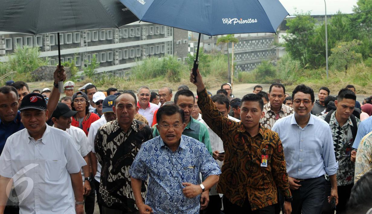 Wapres RI Jusuf Kalla ketika meninjau proyek P3SON di Hambalang, Sentul, Jawa Barat, Minggu (4/9). Proyek Hambalang akan dilanjutkan setelah pemerintah mempelajari aspek teknis proyek. (Liputan6.com/Helmi Afandi)