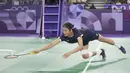 Pebulu tangkis tunggal putri Korea Selatan, An Se-young menjatuhkan diri untuk menjangkau bola di depan net saat menghadapi wakil Indonesia, Gregoria Mariska Tunjung pada laga semifinal nomor tunggal putri cabor bulu tangkis Olimpiade Paris 2024 di Porte de La Chapelle Arena, Paris, Minggu (4/8/2024). An Se-young menang rubber-game 11-21, 21-13 dan 21-16. (AP Photo/Kin Cheung)