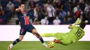 Gelandang PSG, Ander Herrera, berusaha mencetak gol ke gawang Metz pada laga Liga Prancis di Stadion Parc des Princes, Paris, Kamis (17/9/2020) dini hari WIB. PSG menang 1-0 atas Metz. (AFP/Franck Fife)
