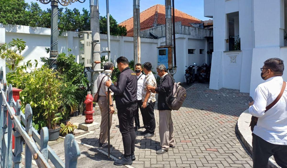 Mereka yang berada di dalam, tampak sedang duduk di kursi-kursi yang terdapat di lobi gedung yang dibangun sejak  tahun 1992 tersebut.