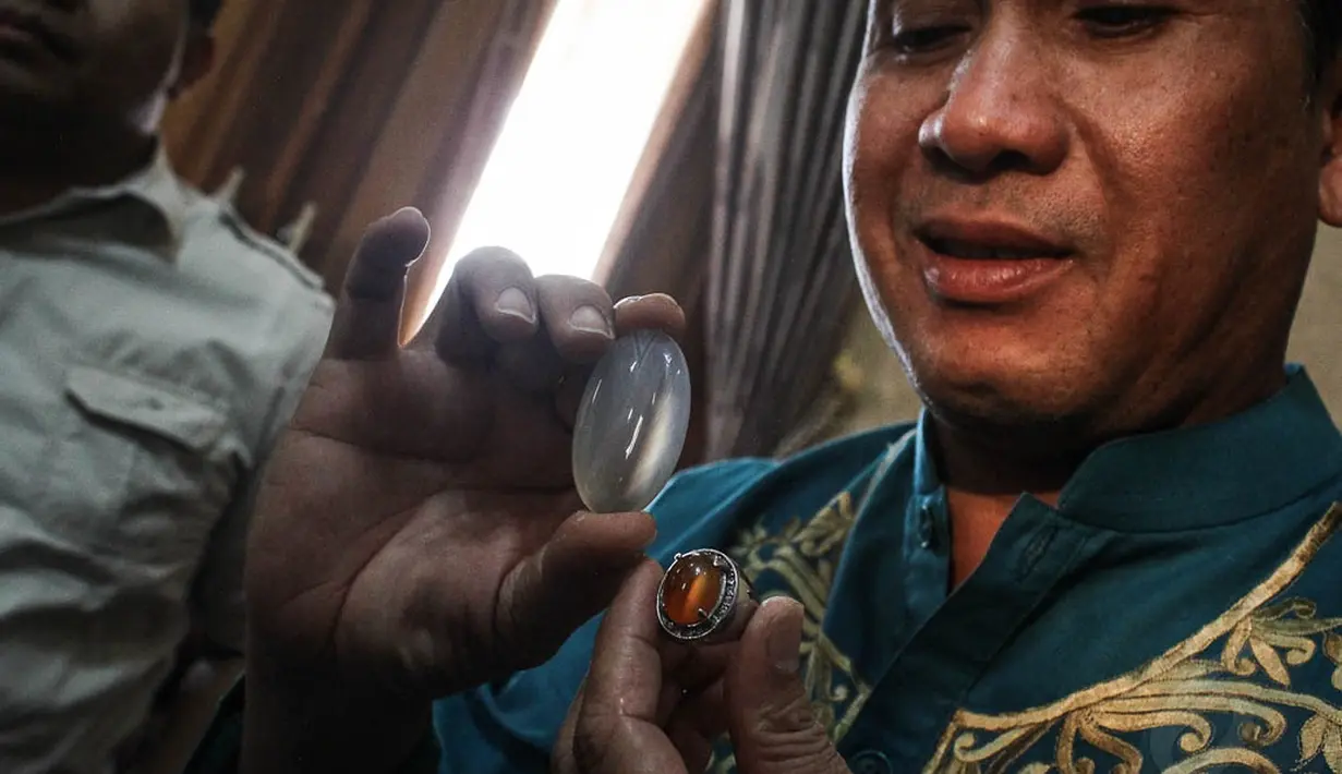 Walikota Lubuklinggau saat menunjukkan koleksi batu akik nya yang berwarna putih lonjong. Sumatera Selatan, (10/10/14). (Liputan6.com/Faizal Fanani) 