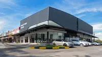 Fasilitas perbaikan bodi dan pengecatan terbaru Hyundai Mobil Indonesia berlokasi di Pusat Otomotif Sentra Harapan, Harapan Indah, Bekasi, Jawa Barat.