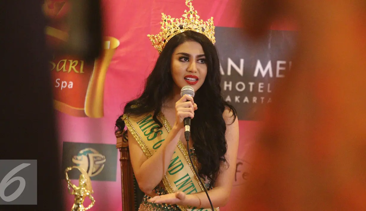 Miss Grand International 2016, Ariska Putri Pertiwi berbagi kisah di kawasan Menteng, Jakarta, Senin (21/11). Ariska adalah Mahasiswi Fakultas Kedokteran Universitas Islam Sumatera Utara (FK UISU). (Liputan6.com/Herman Zakharia)