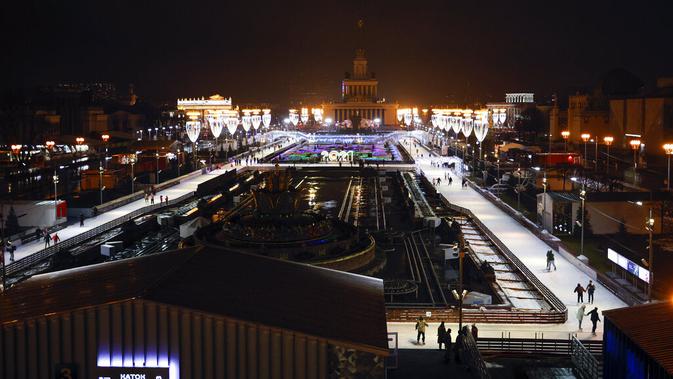 Suasana saat orang berseluncur dalam pembukaan arena seluncur es di VDNKh (Pameran Prestasi Ekonomi Nasional), Moskow, Rusia, Jumat (27/11/2020). Area tersebut terbuat dari lapisan es buatan lebih dari 20.000 meter persegi. (AP Photo/Alexander Zemlianichenko)