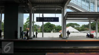 Penumpang menunggu kedatangan kereta di peron Stasiun Maja, Lebak, Banten, Rabu (11/5). Perombakan yang dimulai sejak 2 tahun lalu itu terlihat hasilnya, mulai dari gerbang depan hingga bagian dalam terlihat lebih modern. (Liputan6.com/Gempur M Surya)