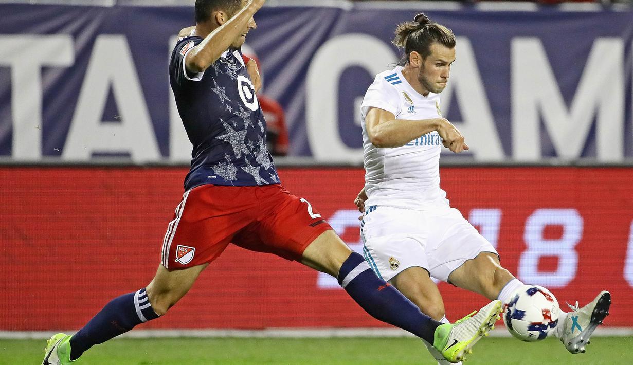 Pemain MLS All-Star, Matt Hedges, berusaha menghalau tendangan striker Real Madrid, Gareth Bale, pada laga persahabatan di Soldier Field, Chicago, Kamis (3/8/2017). Real Madrid menang 4-2 atas MLS All-Star melalui adu penalti. (AFP/Jonathan Daniel)