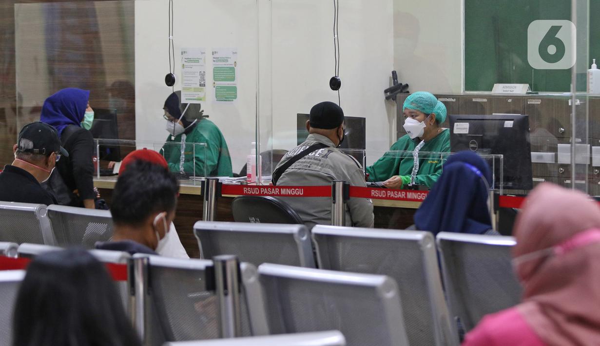 Warga mendaftar untuk vaksin covid-19 di RSUD Pasar Minggu, Jakarta, Selasa (25/8/2021). Vaksin Moderna di Jakarta diprioritaskan untuk masyarakat yang tidak bisa menggunakan vaksin AstraZenecca dan Sinovac yang dibuktikan surat keterangan dari fasilitas kesehatan. (Liputan6.com/Herman Zakharia)