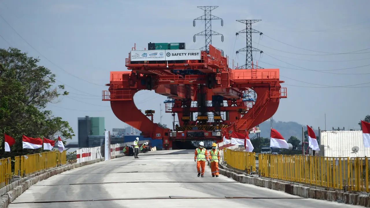 Pemasangan Girder Kereta Cepat Jakarta - Bandung