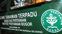 Seorang staf IPB melakukan ujicoba penelitian di Mobil Klinik Tanaman di kampus IPB Darmaga, Bogor, Jabar.(Antara)