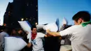 Peserta perang bantal berusaha memukul rekannya pada perayaan  Hari Valentine di Justine Herman Plaza, San Francisco, Amerika Serikat, (14/2/2015). (REUTERS/Stephen Lam)