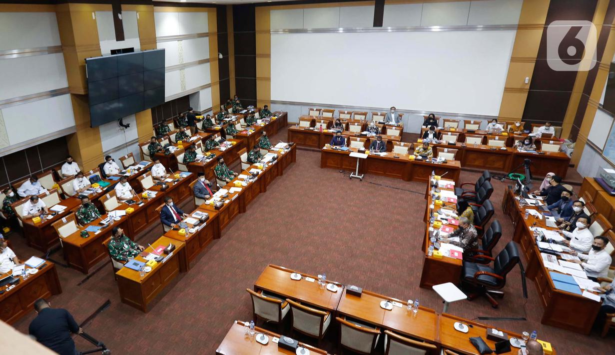 Suasana rapat kerja Menteri Pertahanan Prabowo Subianto bersama Panglima TNI Marsekal Hadi Tjahjanto dengan Komisi I DPR di kompleks parlemen, Senayan, Jakarta, Rabu (2/6/2021). Rapat kerja membahas Pemenuhan Kebutuhan Alat Peralatan Pertahanan dan Keamanan (Alpalhankam). (Liputan6.com/Angga Yuniar)