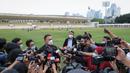 Ketua Umum PSSI, Mochamad Iriawan melakukan wawancara dengan sejumlah wartawan saat laga uji coba Timnas Wanita Indonesia melawan Tim Putri Persib Bandung di Stadion Madya, Jakarta, Kamis (13/01/2022). (Bola.com/Bagaskara Lazuardi)