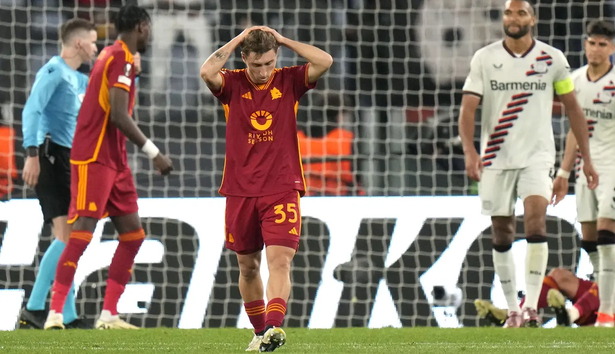 Pemain AS Roma, Tommaso Baldanzi, tertunduk lesu setelah ditaklukkan Bayer Leverkusen dalam duel leg pertama semifinal Liga Europa di Stadion Olimpico, Roma,  Jumat (3/5/2024). (AP Photo/Alessandra Tarantino)