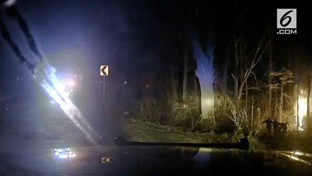 Dashcam mobil patroli polisi merekam proses penyelamatan dramatis korban kecelakaan.