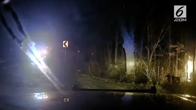 VIDEO: Penyelamatan Dramatis Korban Mobil Terbakar