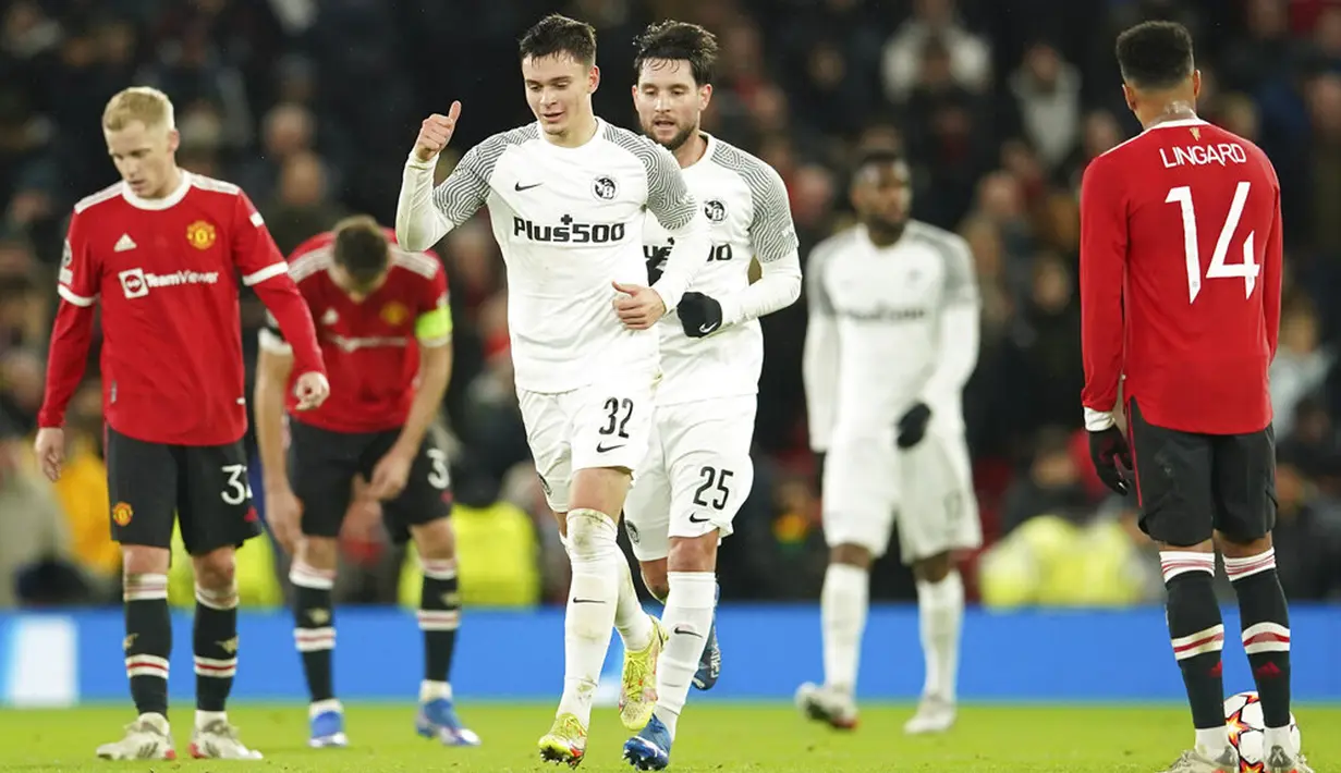 Pemain Young Boys Fabian Rieder (tengah) melakukan selebrasi usai  mencetak gol ke gawang Manchester United pada pertandingan sepak bola Grup F Liga Champions di Stadion Old Trafford, Manchester, Inggris, 8 Desember 2021. Pertandingan berakhir 1-1. (AP Photo/Dave Thompson)
